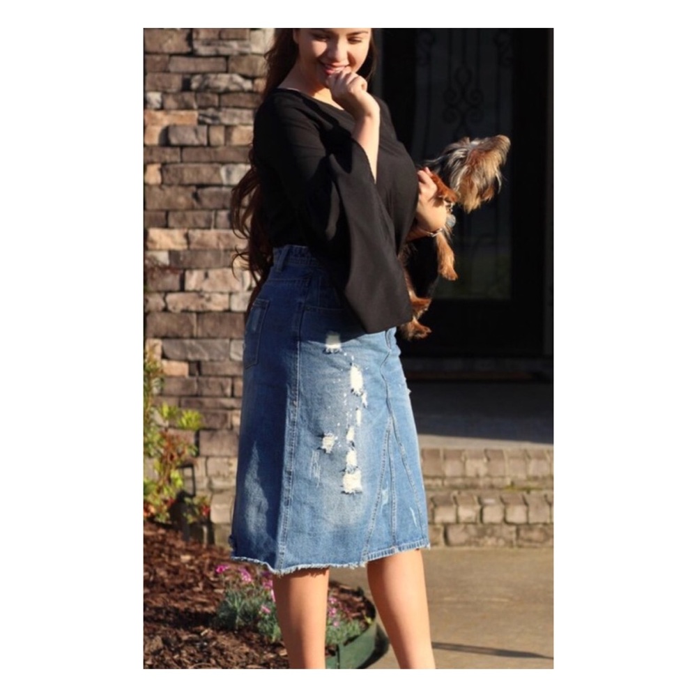 ❌SOLD❌Lt Wash Distressed/Ripped Denim Skirt - Picture 8 of 8